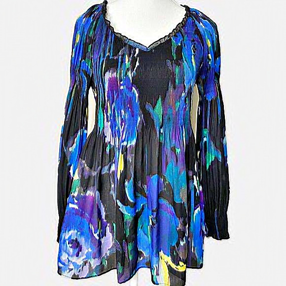 Melissa Paige Tops - Melissa Paige Semi-Sheer Ruffle V-Neck Floral Top
Blouse Multicolor